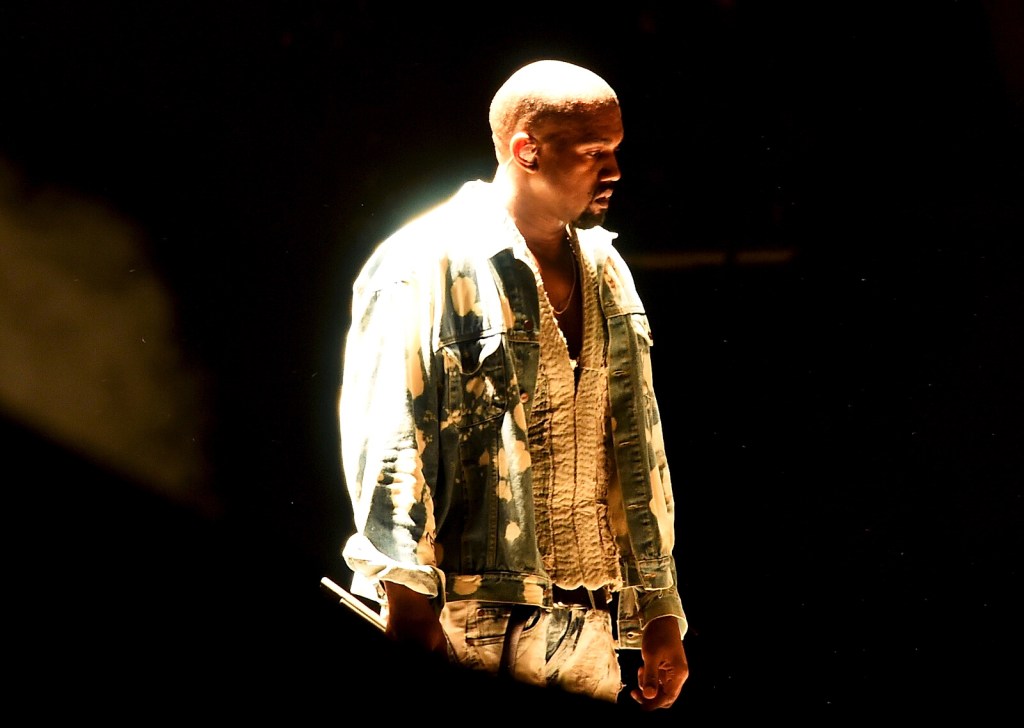 glastonbury-2015-kayne-west-performing